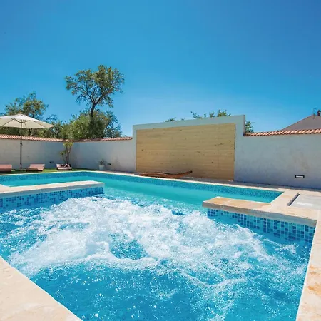 Cozy In Radosinovci With Kitchen Drlićeve Kuće