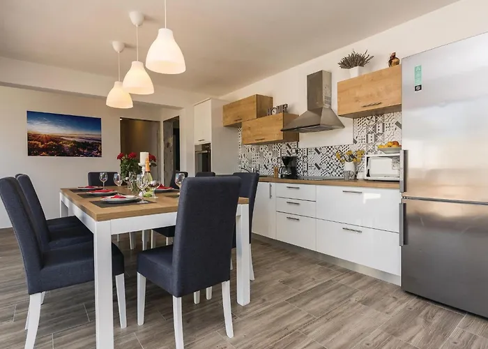 Cozy In Radosinovci With Kitchen *