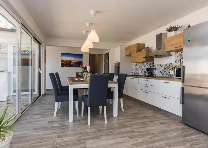 Cozy In Radosinovci With Kitchen *