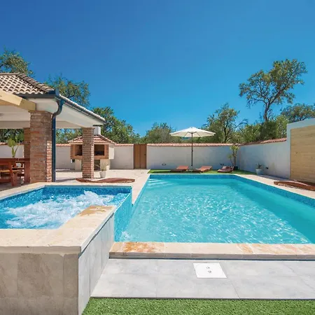 Cozy In Radosinovci With Kitchen