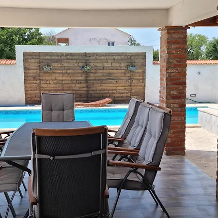 Cozy In Radosinovci With Kitchen *