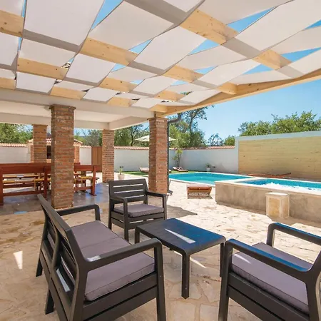 Cozy In Radosinovci With Kitchen